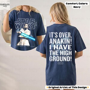 以下が含まれることがあります： ネイビーブルーのスターウォーズTシャツ。前面にはライトセーバーを持ったオビ＝ワン・ケノービと「スターウォーズ：シスの復讐」の文字が描かれています。背面には「It's over, Anakin! I have the high ground!」という引用句が表示されています。
