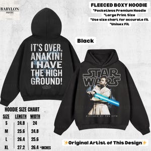 以下が含まれることがあります： 黒いスターウォーズのパーカー。背中には「IT'S OVER, ANAKIN! I HAVE THE HIGH GROUND!」の文字。前面にはライトセーバーを持ったオビ＝ワン・ケノービとスターウォーズのロゴ。サイズチャートはインチです。