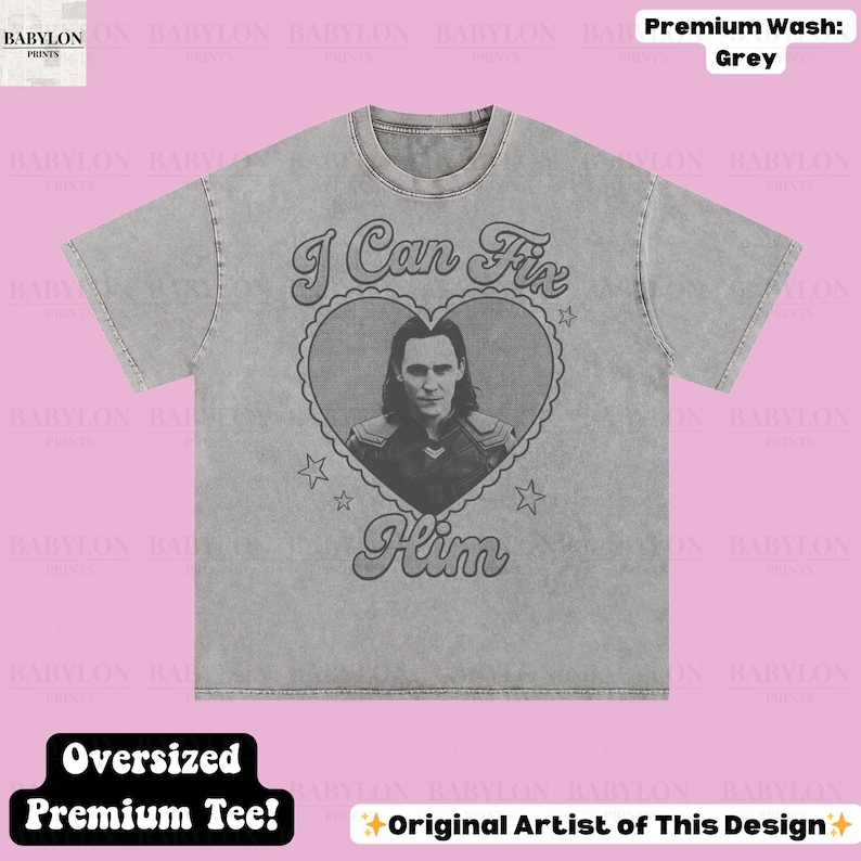 K&ouml;nnte beinhalten: Graues, &uuml;bergro&szlig;es Premium-T-Shirt mit dem Text "I Can Fix Him" in einem herzf&ouml;rmigen Design mit einem Portr&auml;t. Das Shirt hat auch den Text "Original Artist of This Design".