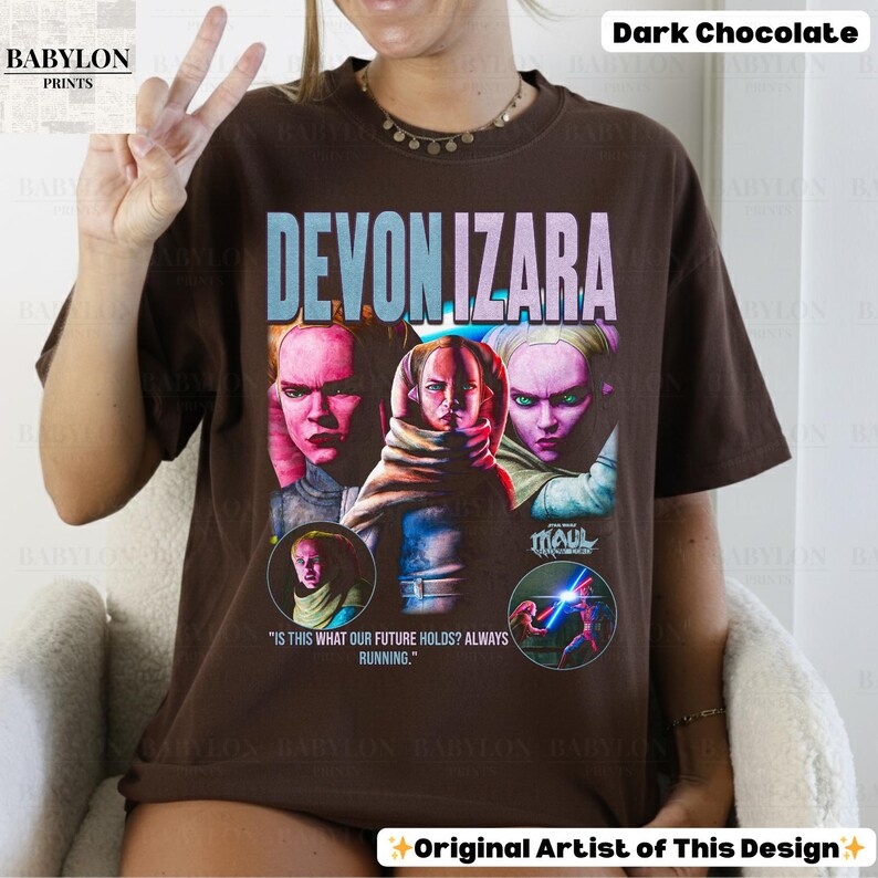Pu&ograve; includere: T-shirt marrone cioccolato fondente con il nome "DEVON IZARA" in azzurro e rosa. La maglietta presenta una grafica di tre volti e il testo "IS THIS WHAT OUR FUTURE HOLDS? ALWAYS RUNNING."
