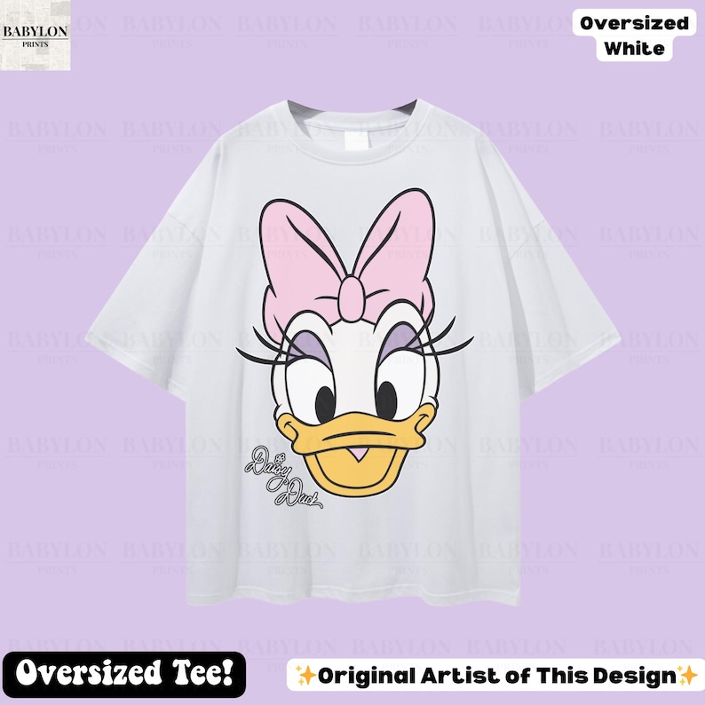 Puede incluir: Camiseta blanca de gran tama&ntilde;o con un dise&ntilde;o de Daisy Duck. El dise&ntilde;o incluye un lazo rosa, pesta&ntilde;as y el texto "Daisy Duck". La camiseta tiene mangas cortas y cuello redondo. El texto "Oversized White" est&aacute; en la parte superior.