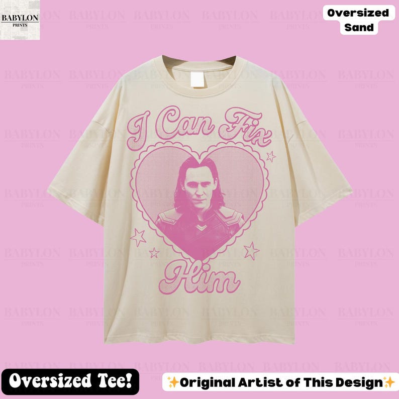 K&ouml;nnte beinhalten: &Uuml;bergro&szlig;es sandfarbenes T-Shirt mit einer rosa Grafik eines Herzens, den Worten "I Can Fix Him" und einem Portr&auml;t eines Mannes. Das Shirt hat auch den Text "Oversized Tee!" und "Original Artist of This Design".