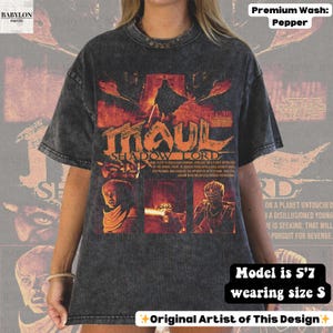 Puede incluir: Camiseta gris oscuro con un dise&ntilde;o gr&aacute;fico con el texto "THAUL SHADOW LORD" e im&aacute;genes de personajes. La camiseta tiene un lavado vintage y mangas cortas. El texto "STAR WARS" tambi&eacute;n es visible.