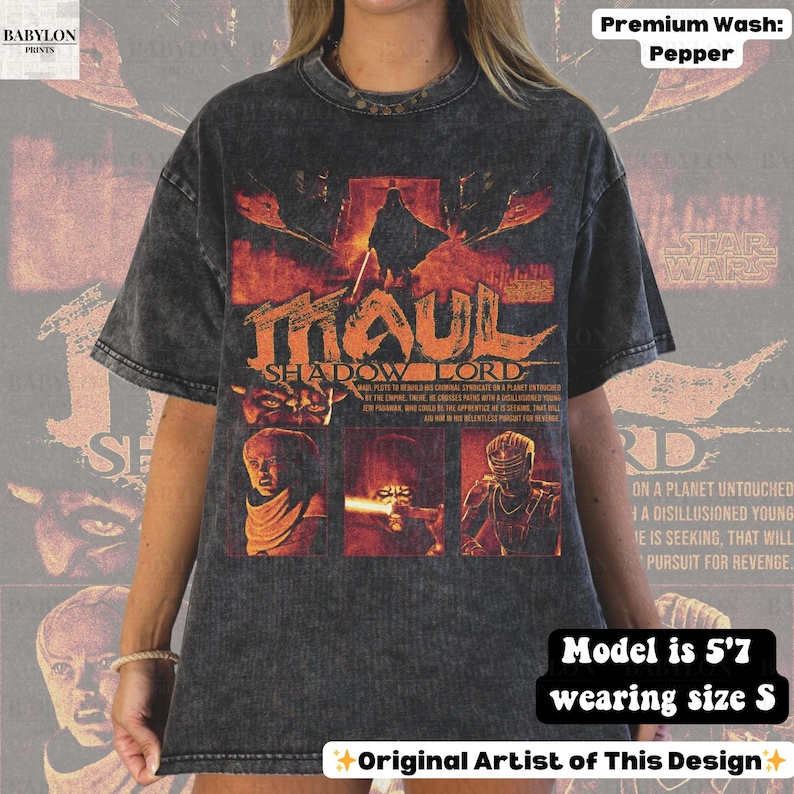 Puede incluir: Camiseta gris oscuro con un dise&ntilde;o gr&aacute;fico con el texto "THAUL SHADOW LORD" e im&aacute;genes de personajes. La camiseta tiene un lavado vintage y mangas cortas. El texto "STAR WARS" tambi&eacute;n es visible.