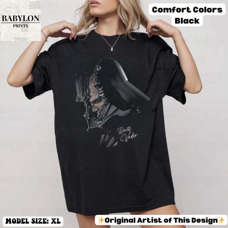 K&ouml;nnte beinhalten: Schwarzes Comfort Colors T-Shirt mit einem Graustufen-Motiv von Darth Vader und dem Schriftzug "Darth Vader". Das T-Shirt stammt von Babylon Prints. Das Model tr&auml;gt Gr&ouml;&szlig;e XL.