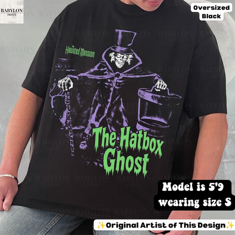 Puede incluir: Una camiseta negra de corte oversize con un gr&aacute;fico de The Hatbox Ghost de The Haunted Mansion. El dise&ntilde;o muestra al personaje con sombrero de copa, sosteniendo un bast&oacute;n y una sombrerera, con el texto The Haunted Mansion y The Hatbox Ghost en verde.