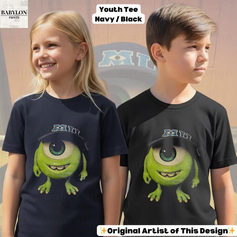 K&ouml;nnte beinhalten: Zwei Kinder tragen marineblaue und schwarze T-Shirts mit einer Cartoonfigur mit einem gro&szlig;en gr&uuml;nen Auge, einem Hut und den Buchstaben "MII". Die Shirts haben den Text "Youth Tee Navy / Black" und "Original Artist of This Design".