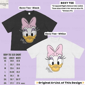 Puede incluir: Camisetas boxy negras y blancas con un gr&aacute;fico de Daisy Duck. La camiseta negra tiene un gr&aacute;fico de Daisy Duck en la parte delantera. La camiseta blanca tiene un gr&aacute;fico de Daisy Duck en la parte delantera. Las camisetas son unisex.