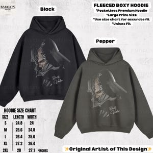 K&ouml;nnte beinhalten: Schwarze und pfefferfarbene Fleece-Hoodies mit Darth Vader-Grafik. Die Hoodies haben ein taschenloses Design und eine gro&szlig;e Druckgr&ouml;&szlig;e. Die Gr&ouml;&szlig;entabelle zeigt die Ma&szlig;e in Zoll. Der Text auf den Hoodies lautet "Death Vader".