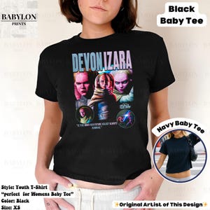 Pu&ograve; includere: T-shirt nero da bambino con un design grafico con la scritta "DEVON IZARA" e immagini di una persona. La maglietta include anche la scritta "IS THIS WHAT OUR FUTURE HOLDS? ALWAYS RUNNING." Taglia XS per bambini.