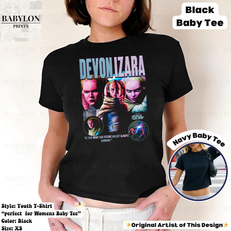 Pu&ograve; includere: T-shirt nero da bambino con un design grafico con la scritta "DEVON IZARA" e immagini di una persona. La maglietta include anche la scritta "IS THIS WHAT OUR FUTURE HOLDS? ALWAYS RUNNING." Taglia XS per bambini.