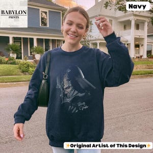 K&ouml;nnte beinhalten: Marineblaues Sweatshirt mit einer Grafik von Darth Vader. Das Design enth&auml;lt den Text "Darth Vader". Das Sweatshirt stammt von "Babylon Prints" und ist mit "Original Artist of This Design" gekennzeichnet.