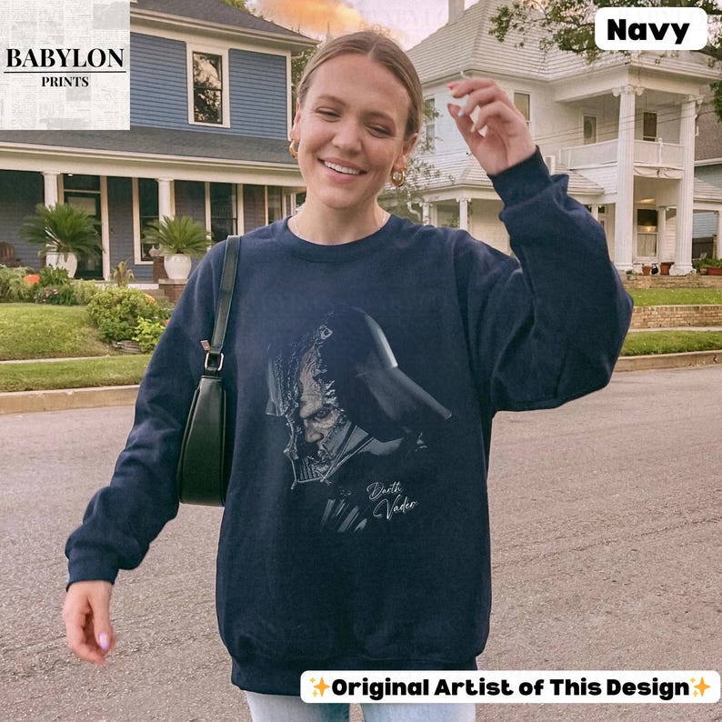 K&ouml;nnte beinhalten: Marineblaues Sweatshirt mit einer Grafik von Darth Vader. Das Design enth&auml;lt den Text "Darth Vader". Das Sweatshirt stammt von "Babylon Prints" und ist mit "Original Artist of This Design" gekennzeichnet.
