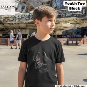 K&ouml;nnte beinhalten: Schwarzes Jugend-T-Shirt mit detaillierter Darth Vader-Grafik. Das Shirt hat den Text "Youth Tee Black" und "Death Vader". Das Babylon Prints-Logo ist sichtbar. Das Design stammt vom Originalk&uuml;nstler.