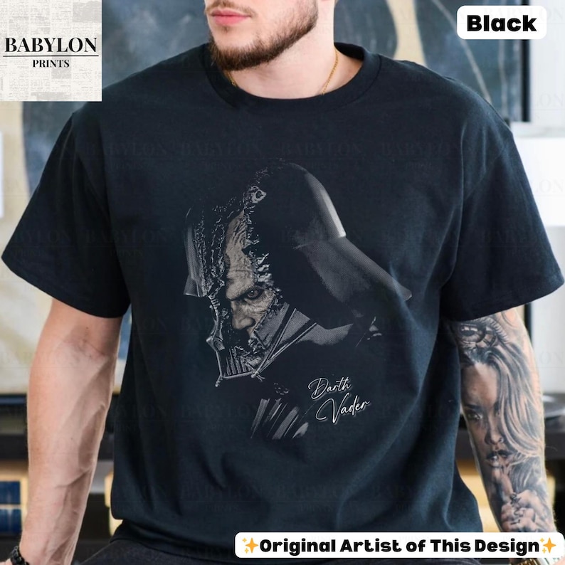 K&ouml;nnte beinhalten: Schwarzes T-Shirt mit einer detaillierten Graustufen-Illustration von Darth Vader. Das Design enth&auml;lt den Text "Darth Vader" in einer stilisierten Schrift. Das Shirt hat auch den Text "Original Artist of This Design".