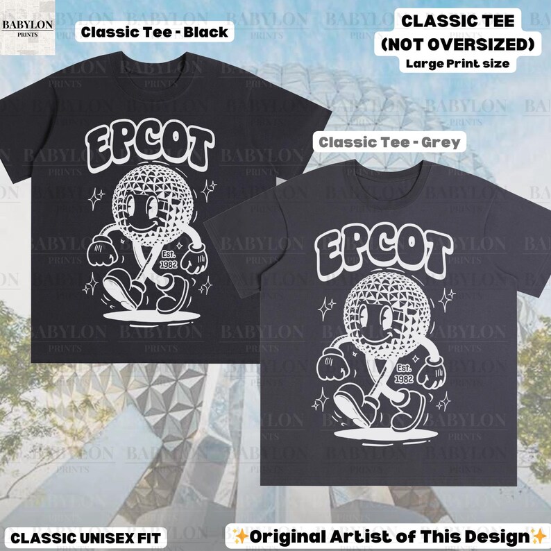 Pu&ograve; includere: Due classiche t-shirt unisex, una nera e una grigia, con una grande grafica bianca di un personaggio sorridente e la scritta "EPCOT" sopra. Il design include "Est. 1982". Le magliette sono etichettate "Classic Tee" e "Original Artist of This Design".