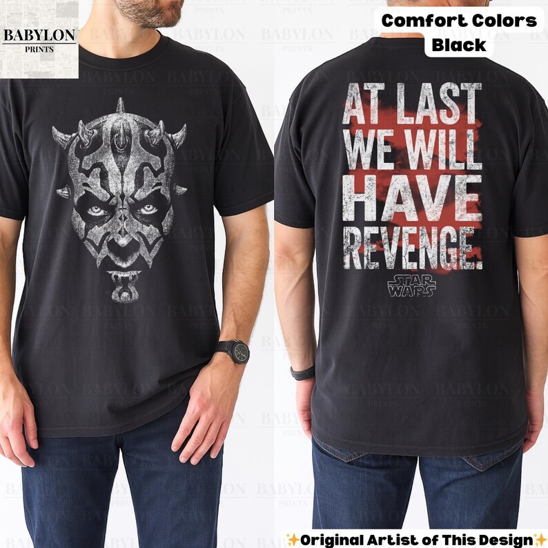 Op de afbeelding: Zwart T-shirt met een gedetailleerde afbeelding van Darth Maul op de voorkant. De achterkant van het shirt toont de tekst "AT LAST WE WILL HAVE REVENGE" in het wit, met een rode achtergrond. Het Star Wars-logo is ook zichtbaar.