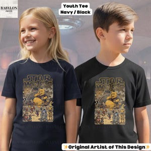 Może przedstawiać: Dwoje dzieci w granatowych i czarnych koszulkach. Koszulki mają grafikę "Star Wars" z postaciami Kubusia Puchatka. U g&oacute;ry znajduje się napis "Youth Tee Navy / Black". W prawym dolnym rogu napis "Original Artist of This Design."