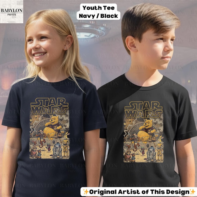 Może przedstawiać: Dwoje dzieci w granatowych i czarnych koszulkach. Koszulki mają grafikę "Star Wars" z postaciami Kubusia Puchatka. U g&oacute;ry znajduje się napis "Youth Tee Navy / Black". W prawym dolnym rogu napis "Original Artist of This Design."