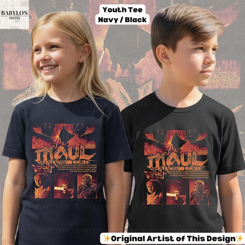 Puede incluir: Camisetas juveniles azul marino y negras con un dise&ntilde;o gr&aacute;fico con el texto "MAUL SHADOW LORD". El dise&ntilde;o incluye im&aacute;genes de personajes y una combinaci&oacute;n de colores naranja y rojo fuego. Las camisetas son de Babylon Prints.
