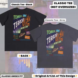 Op de afbeelding: Twee klassieke unisex T-shirts, &eacute;&eacute;n zwart en &eacute;&eacute;n grijs, met een kleurrijk grafisch ontwerp. Het ontwerp bevat de woorden "Tower of Terror!" en "Hollywood Tower" met andere tekst en afbeeldingen. De shirts zijn niet oversized.