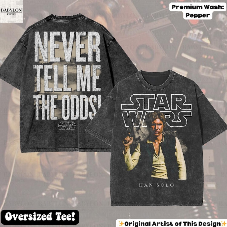 Puede incluir: Una camiseta negra de gran tama&ntilde;o con un dise&ntilde;o desgastado de Star Wars. La parte delantera presenta a Han Solo, el logotipo de Star Wars y el texto "HAN SOLO". La parte trasera muestra el texto "NEVER TELL ME THE ODDS".