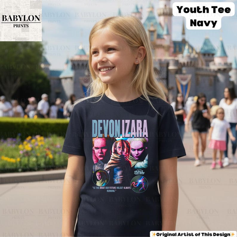 Pu&ograve; includere: T-shirt blu navy per ragazzi con la scritta "DEVON IZARA" e una grafica di tre volti. La maglietta include anche la scritta "MAUL" e "IS THIS WHAT OUR FUTURE HOLDS? ALWAYS RUNNING."