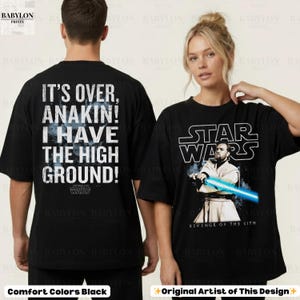 以下が含まれることがあります： スターウォーズのデザインが施された黒いTシャツ。1枚は白で「IT'S OVER, ANAKIN! I HAVE THE HIGH GROUND!」と表示。もう1枚は、ライトセーバーを持ったオビ＝ワン・ケノービとスターウォーズのロゴ、そして「REVENGE OF THE SITH」がプリントされています。