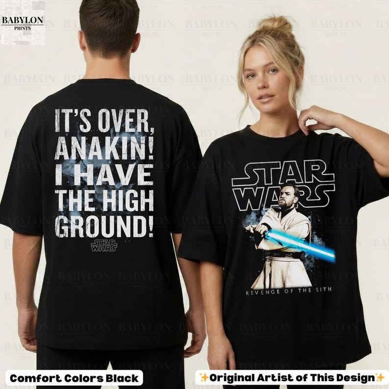 以下が含まれることがあります： スターウォーズのデザインが施された黒いTシャツ。1枚は白で「IT'S OVER, ANAKIN! I HAVE THE HIGH GROUND!」と表示。もう1枚は、ライトセーバーを持ったオビ＝ワン・ケノービとスターウォーズのロゴ、そして「REVENGE OF THE SITH」がプリントされています。