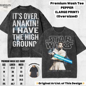 以下が含まれることがあります： ペッパーカラーのオーバーサイズスターウォーズTシャツ。前面にはライトセーバーを持ったオビ＝ワン・ケノービと「STAR WARS REVENGE OF THE SITH」の文字が描かれています。背面には「IT'S OVER, ANAKIN! I HAVE THE HIGH GROUND.」という引用句が表示されています。