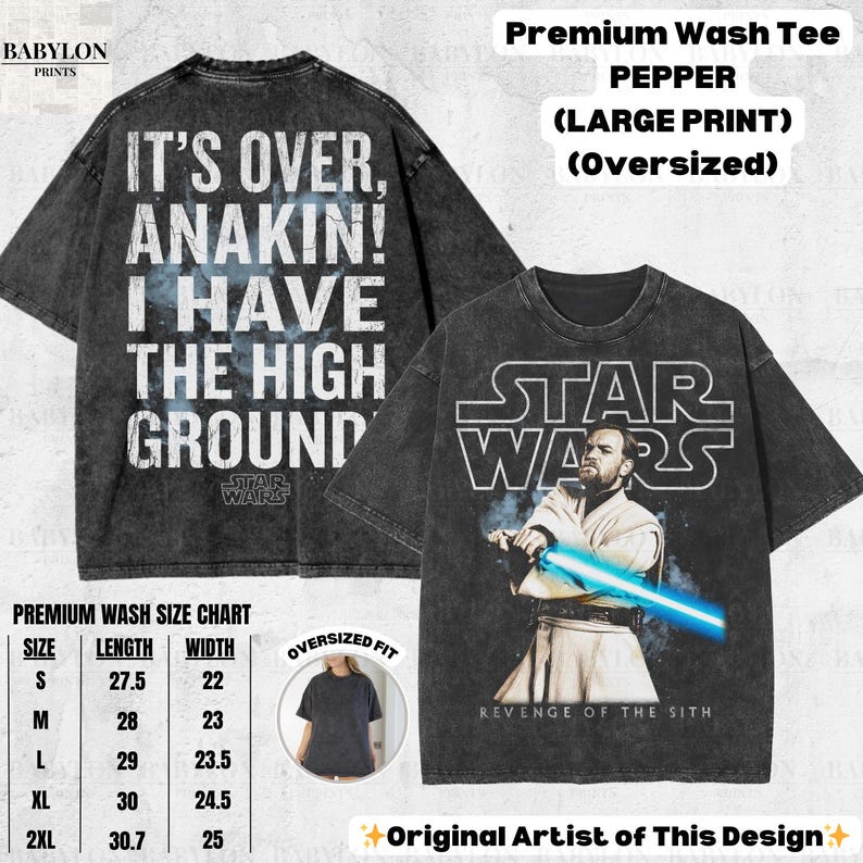 以下が含まれることがあります： ペッパーカラーのオーバーサイズスターウォーズTシャツ。前面にはライトセーバーを持ったオビ＝ワン・ケノービと「STAR WARS REVENGE OF THE SITH」の文字が描かれています。背面には「IT'S OVER, ANAKIN! I HAVE THE HIGH GROUND.」という引用句が表示されています。