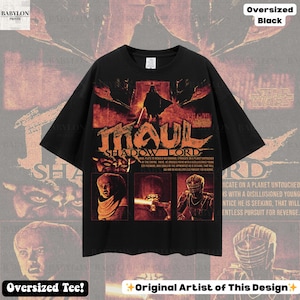 Puede incluir: Camiseta negra de gran tama&ntilde;o con un dise&ntilde;o gr&aacute;fico naranja con el texto "MAUL SHADOW LORD". El dise&ntilde;o incluye im&aacute;genes de personajes de la franquicia Star Wars. La camiseta tambi&eacute;n tiene el texto "Oversized Tee!" y "Original Artist of This Design".