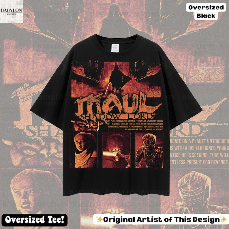 Puede incluir: Camiseta negra de gran tama&ntilde;o con un dise&ntilde;o gr&aacute;fico naranja con el texto "MAUL SHADOW LORD". El dise&ntilde;o incluye im&aacute;genes de personajes de la franquicia Star Wars. La camiseta tambi&eacute;n tiene el texto "Oversized Tee!" y "Original Artist of This Design".