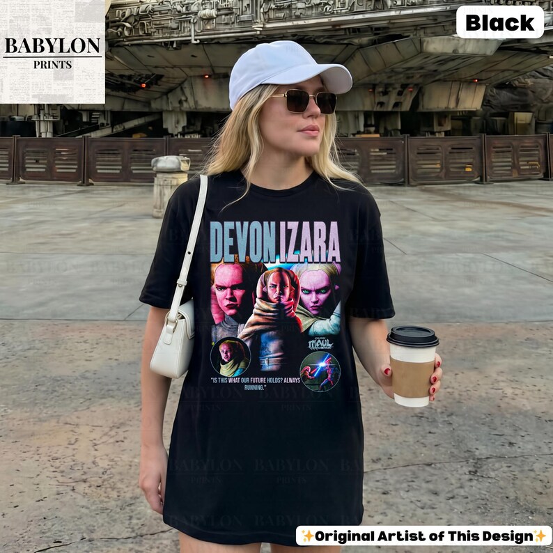 Pu&ograve; includere: T-shirt nero con la scritta "DEVON IZARA" in un design colorato. La maglietta include immagini di personaggi e la scritta "IS THIS WHAT OUR FUTURE HOLIST ALWAYS RUNNING." La maglietta &egrave; di Babylon Prints.