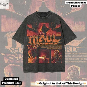 Puede incluir: Camiseta gris oscuro de gran tama&ntilde;o con un gr&aacute;fico que presenta el texto "MAUL SHADOW LORD" en naranja y rojo. La camiseta tiene un lavado vintage e incluye im&aacute;genes del universo Star Wars.