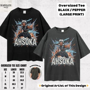 Może przedstawiać: Czarne i pieprzowe koszulki oversize z dużym nadrukiem graficznym Ahsoki Tano. Koszulki mają napis "AHSOKA" w czcionce w stylu vintage. Tabela rozmiar&oacute;w pokazuje długość i szerokość w centymetrach.