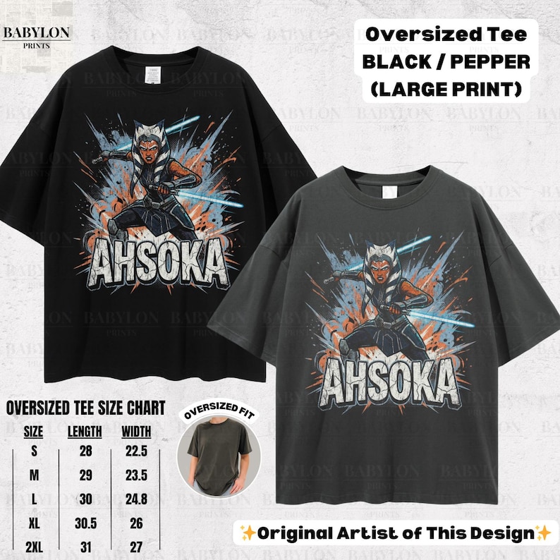 Może przedstawiać: Czarne i pieprzowe koszulki oversize z dużym nadrukiem graficznym Ahsoki Tano. Koszulki mają napis "AHSOKA" w czcionce w stylu vintage. Tabela rozmiar&oacute;w pokazuje długość i szerokość w centymetrach.
