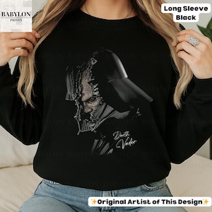 K&ouml;nnte beinhalten: Schwarzes Langarmshirt mit einem Graustufenbild von Darth Vader. Das Design enth&auml;lt den Text "Darth Vader" in einer stilisierten Schrift. Das Shirt hat auch den Text "Long Sleeve Black".