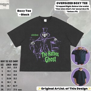 Puede incluir: Una camiseta negra de corte cuadrado con un gr&aacute;fico morado y verde de The Hatbox Ghost de The Haunted Mansion. La prenda incluye el texto The Hatbox Ghost y Haunted Mansion. A la izquierda se muestra una tabla de tallas con medidas en pulgadas.
