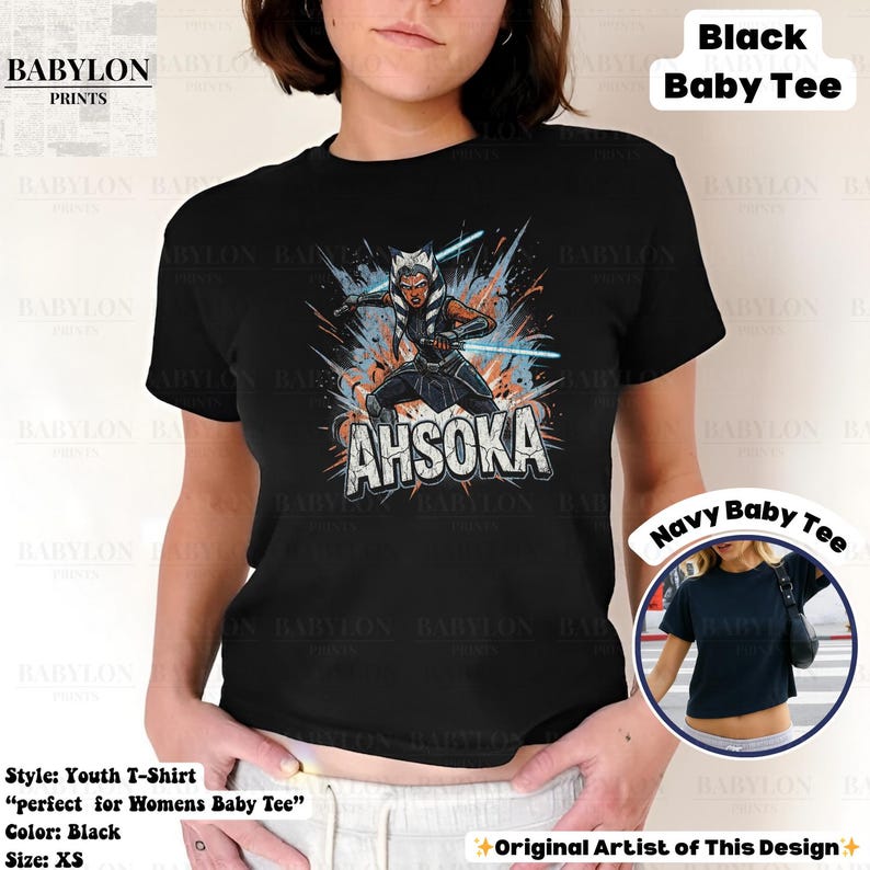 Może przedstawiać: Czarny t-shirt dla dziecka z grafiką Ahsoki Tano z mieczami świetlnymi i napisem "AHSOKA". Koszulka w rozmiarze XS. Projekt oryginalnego artysty.