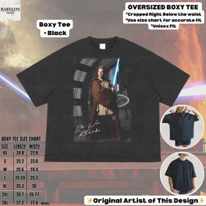 Może przedstawiać: Czarny t-shirt typu boxy z grafiką Obi-Wana Kenobiego z mieczem świetlnym. Koszulka zawiera napis "Obi-Wan Kenobi" i tabelę rozmiar&oacute;w. Oversize i kr&oacute;tki kr&oacute;j. Kr&oacute;j unisex.