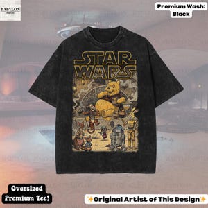 Może przedstawiać: Czarny, duży t-shirt premium z grafiką Star Wars z Kubusiem Puchatkiem i przyjaci&oacute;łmi. Projekt zawiera złote logo Star Wars, a postacie są w stylu vintage. Koszulka ma pranie premium.