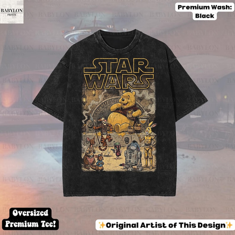 Może przedstawiać: Czarny, duży t-shirt premium z grafiką Star Wars z Kubusiem Puchatkiem i przyjaci&oacute;łmi. Projekt zawiera złote logo Star Wars, a postacie są w stylu vintage. Koszulka ma pranie premium.
