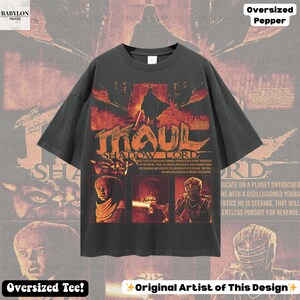 Puede incluir: Camiseta gris oscuro de gran tama&ntilde;o con un dise&ntilde;o gr&aacute;fico con el texto "MAUL SHADOW LORD" en naranja y rojo. El dise&ntilde;o incluye im&aacute;genes de personajes y el texto "STAR WARS". La camiseta tambi&eacute;n tiene el texto "Oversized Tee!" y "Original Artist of This Design".