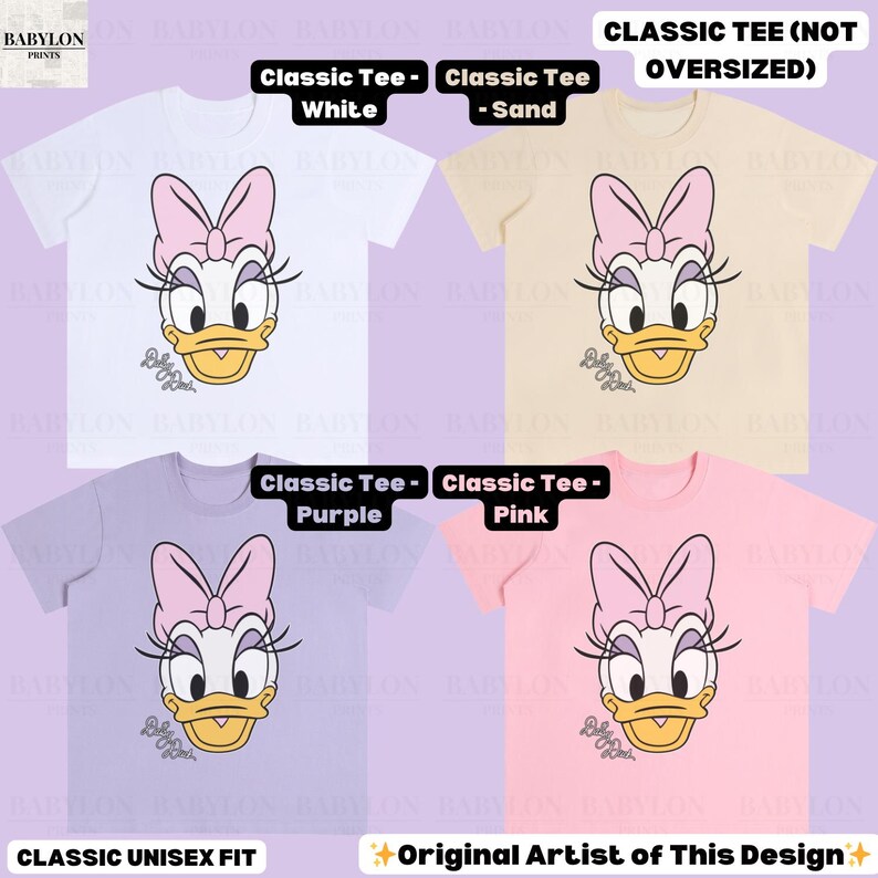 Puede incluir: Cuatro camisetas cl&aacute;sicas unisex en blanco, arena, morado y rosa. Cada camiseta presenta un gr&aacute;fico de Daisy Duck con un lazo rosa y pesta&ntilde;as. El texto en las camisetas dice "Classic Tee" y "Original Artist of This Design."