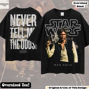 Puede incluir: Camiseta negra de gran tama&ntilde;o con un dise&ntilde;o de Star Wars que muestra a Han Solo. La parte trasera de la camiseta muestra el texto "NEVER TELL ME THE ODDS!". Una camiseta gr&aacute;fica.