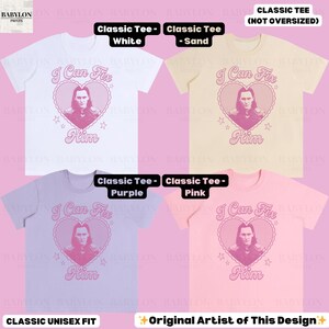 K&ouml;nnte beinhalten: Vier klassische Unisex-T-Shirts in Wei&szlig;, Sand, Lila und Pink. Jedes Shirt zeigt eine herzf&ouml;rmige Grafik mit einem Portr&auml;t und dem Text "I Can Fix Him". Die Shirts sind mit "Classic Tee" und "Original Artist of This Design" gekennzeichnet.