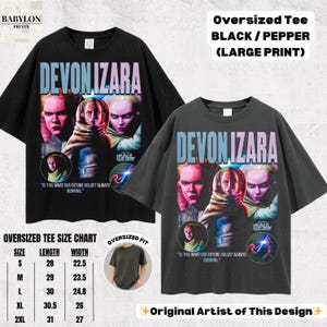 Pu&ograve; includere: T-shirt neri e pepe oversize con una grande stampa con la scritta "DEVON IZARA" e una grafica di una persona. Le magliette hanno la scritta "IS THIS WHAT OUR FUTURE HOLDS? ALWAYS RUNNING." La tabella delle taglie &egrave; inclusa.