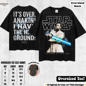 以下が含まれることがあります： スターウォーズのグラフィックがプリントされた黒のオーバーサイズTシャツ。1枚のシャツには「IT'S OVER, ANAKIN, I HAVE THE HIGH GROUND!」というテキストが、もう1枚にはライトセーバーを持ったオビ＝ワン・ケノービのグラフィックがプリントされています。シャツにはサイズ表が付いています。