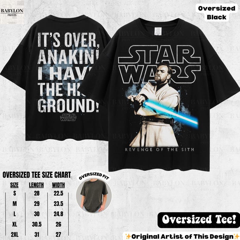 以下が含まれることがあります： スターウォーズのグラフィックがプリントされた黒のオーバーサイズTシャツ。1枚のシャツには「IT'S OVER, ANAKIN, I HAVE THE HIGH GROUND!」というテキストが、もう1枚にはライトセーバーを持ったオビ＝ワン・ケノービのグラフィックがプリントされています。シャツにはサイズ表が付いています。
